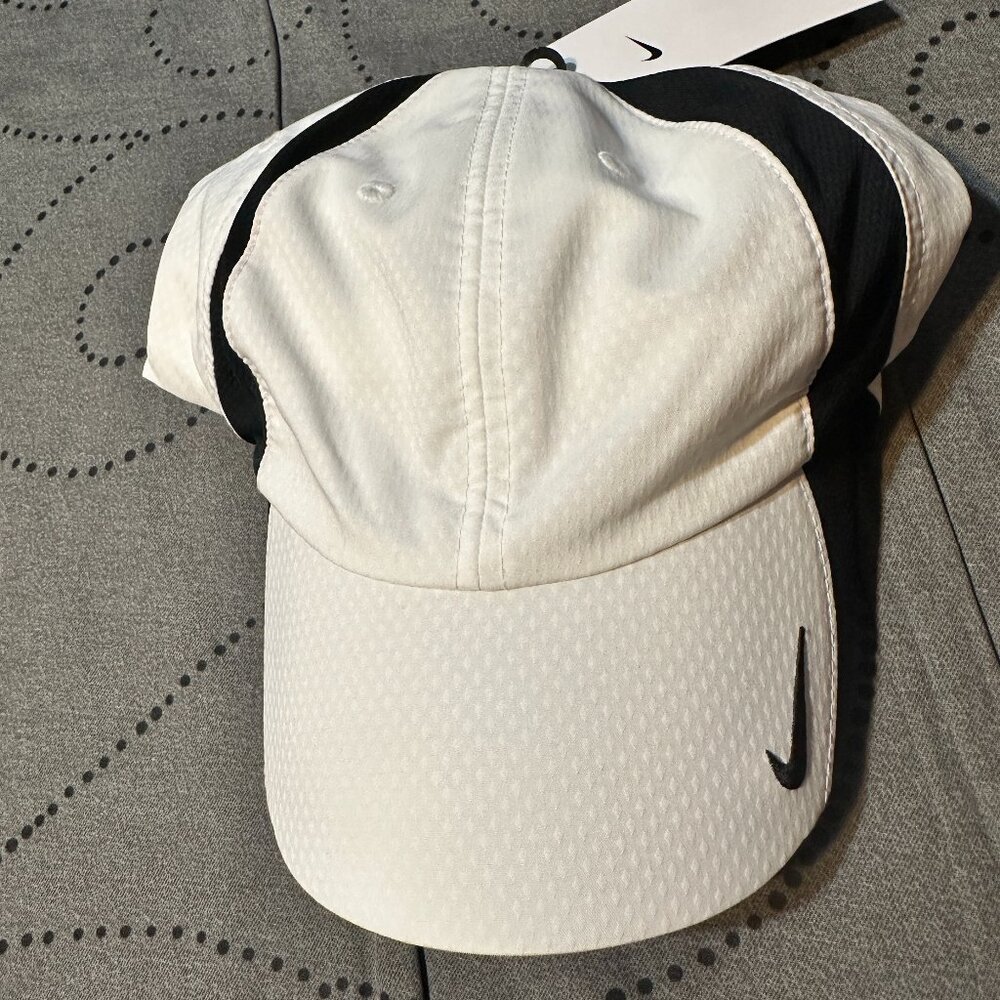 NIKE GOLF DRI FIT WHITE & BLACK SPHERE ADJUSTABLE CLUB HAT SIZE M/L UNISEX NWT $